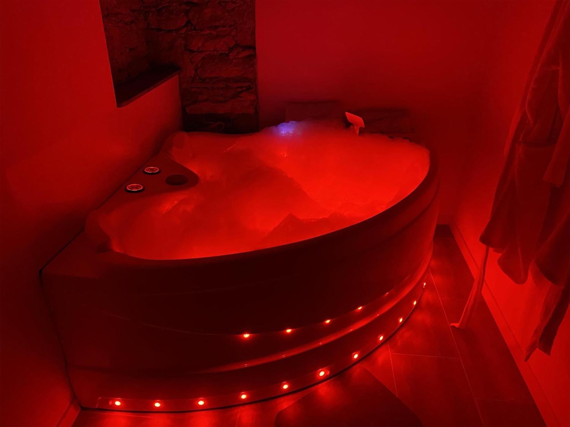 Love Room- Spa- Escale Amoureuse Puygaillard-de-Quercy Екстериор снимка