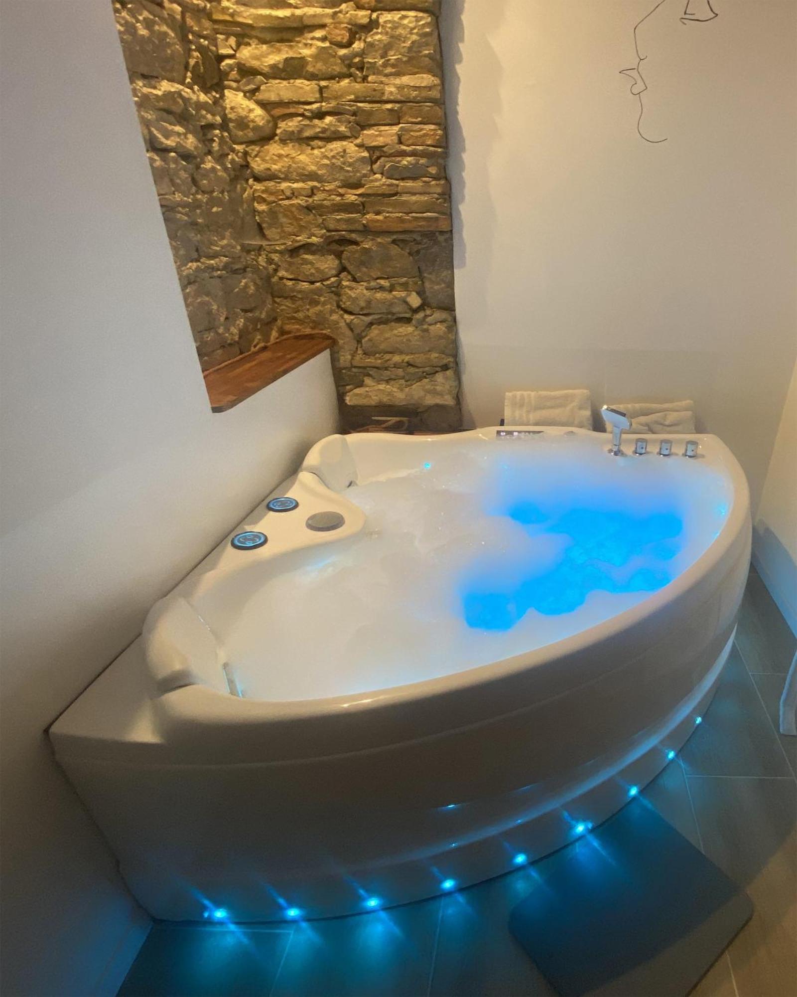 Love Room- Spa- Escale Amoureuse Puygaillard-de-Quercy Екстериор снимка